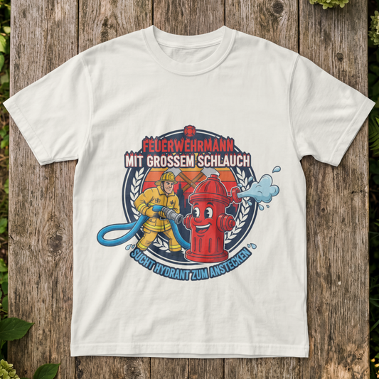 Feuerwehrmann mit Großen Schlauch sucht Hydrant T-Shirt