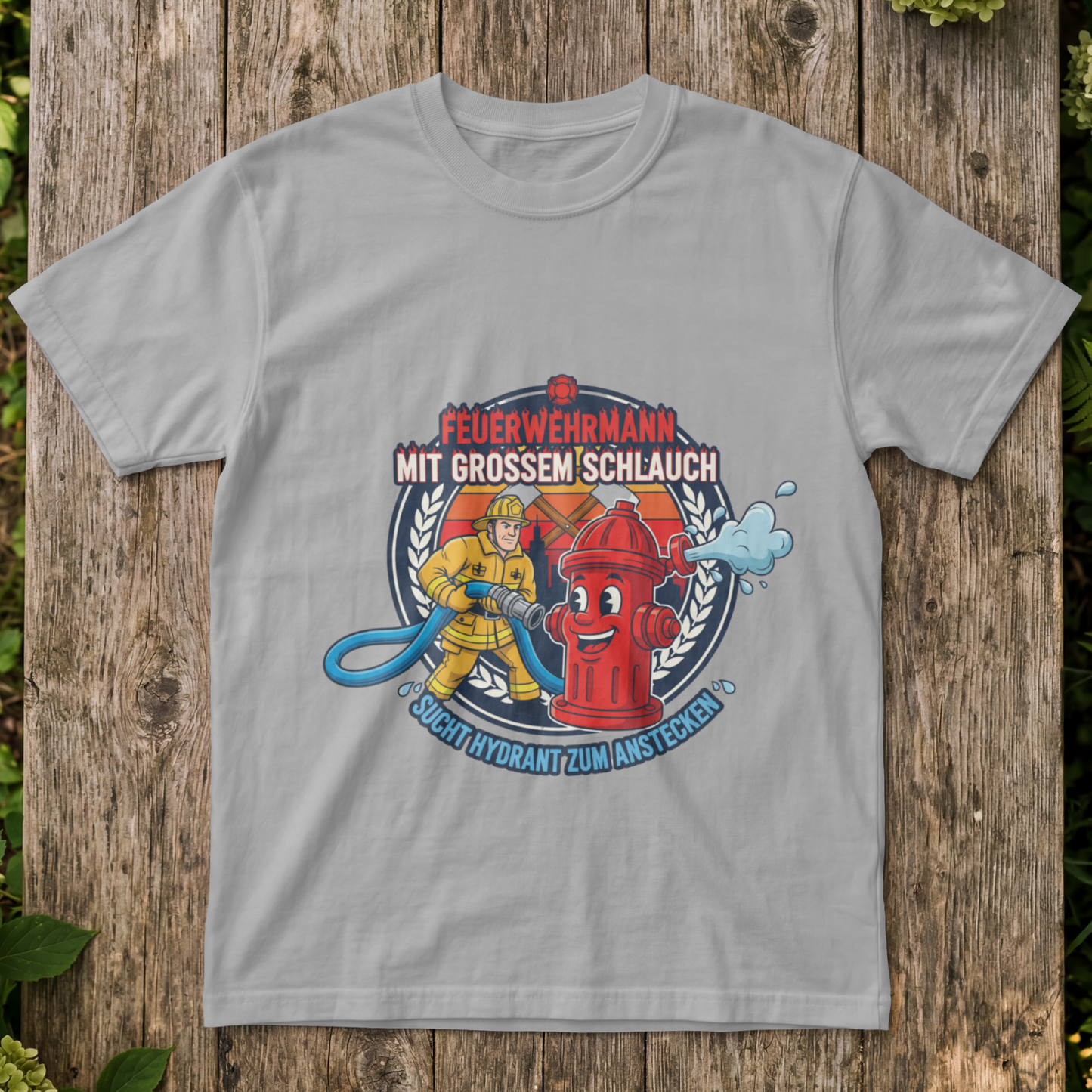 Feuerwehrmann mit Großen Schlauch sucht Hydrant T-Shirt